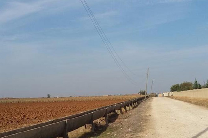 30 yıllık sarkan elektrik telleri tehlike saçıyor