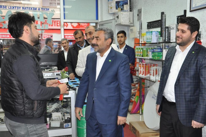 HÜDA PAR Batman'da esnafa ve halka gül dağıttı