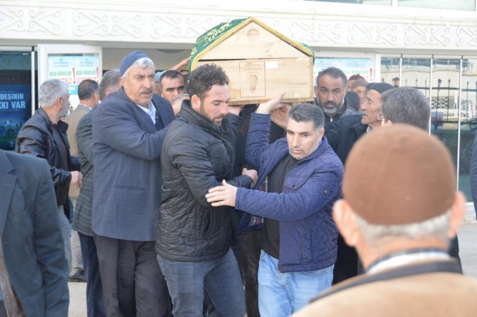 Göçükte hayatını kaybeden baba ile 2 oğlu dualarla defnedildi