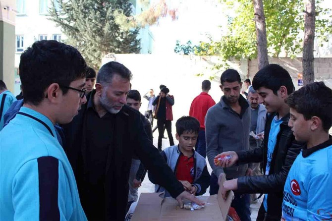 Öğrencilerden Mevlid Kandili dolayısıyla ikram