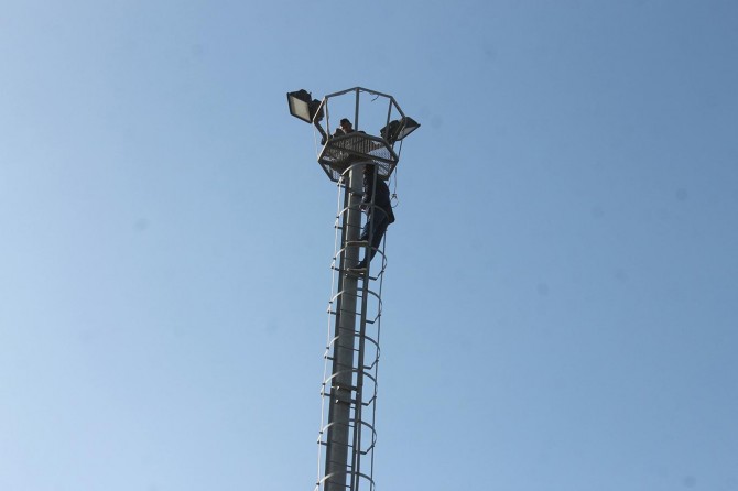 Direğe çıkan kişi bıçakla intihar etmek istedi