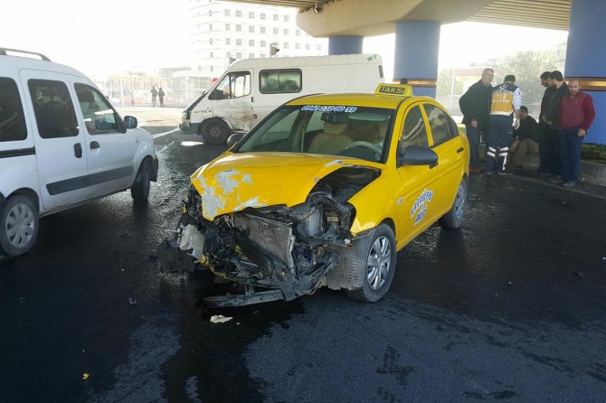 Minibüs ile otomobil çarpıştı: Biri ağır 3 yaralı