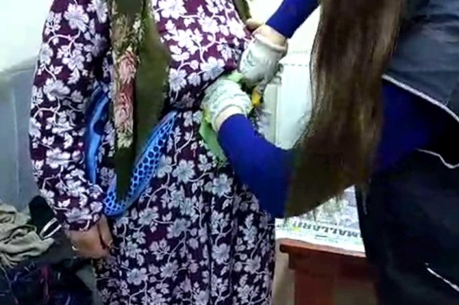 Yaşlı kadının beline sarılı 3 kilo eroin ele geçirildi