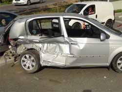 Kontrolden Çıkan Otomobil Altgeçit Havalandırmasına Çarptı