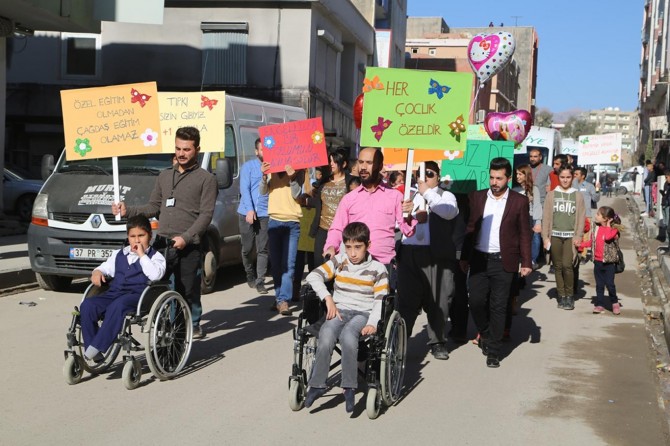 Engellilerden farkındalık yürüyüşü