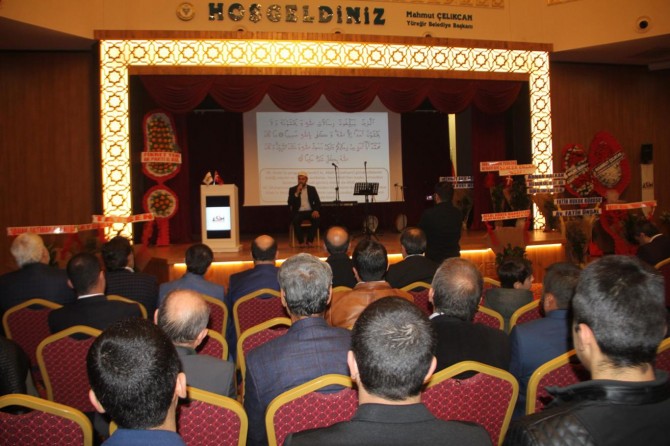 "Hz. Muhammed'in hayatının her safhası ümmeti için örnek teşkil etmeli"