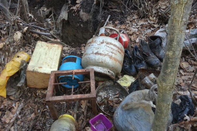 Bitlis'te PKK sığınaklarında çok sayıda yaşam malzemesi ele geçirildi