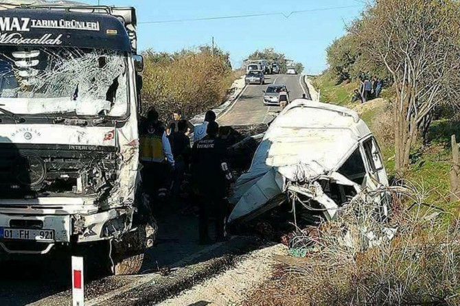 Mînîbûsa ku penaber di nav de bûn li qemyonê qelibî: 11 mirî