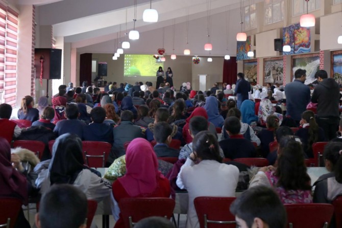 Van Gürpınarlı öğrencilerden Mevlid-i Nebi programı