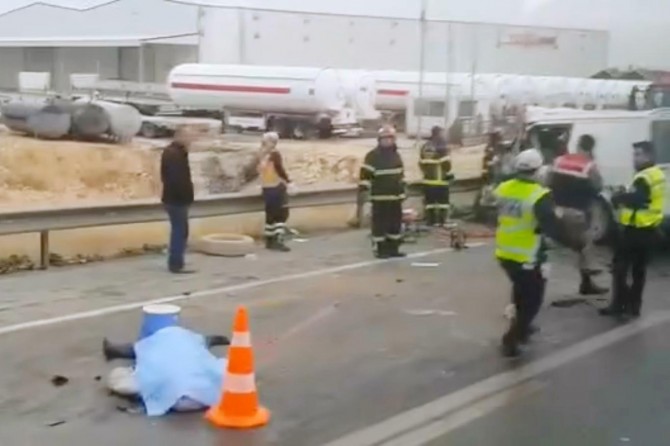 Gaziantep’te kamyonet ile minibüs çarpıştı: 5 ölü