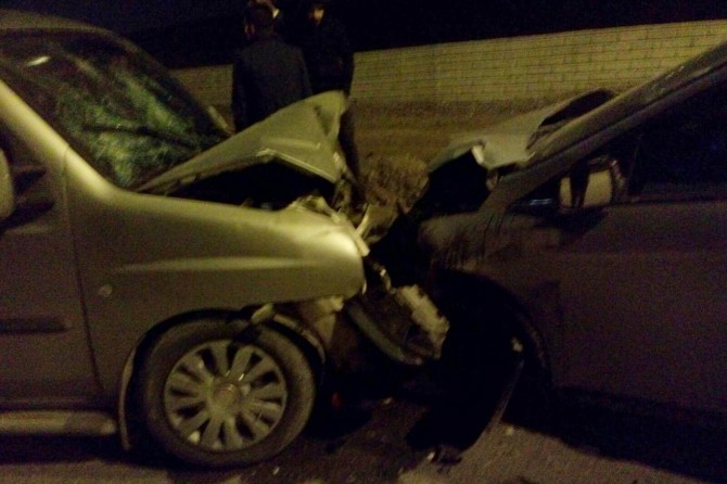 Hafif ticari araç ile otomobil kafa kafaya çarpıştı