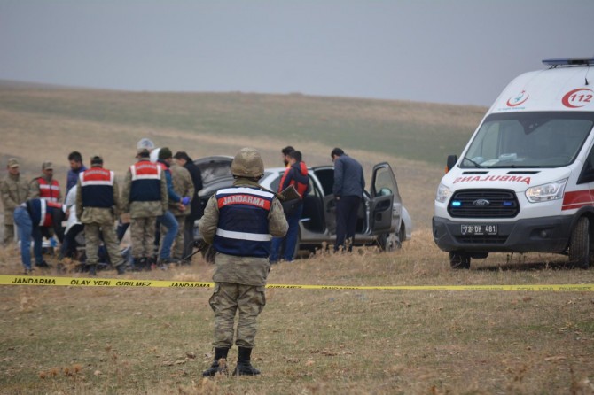 Boş arazide biri kadın 2 kişinin cesedi bulundu