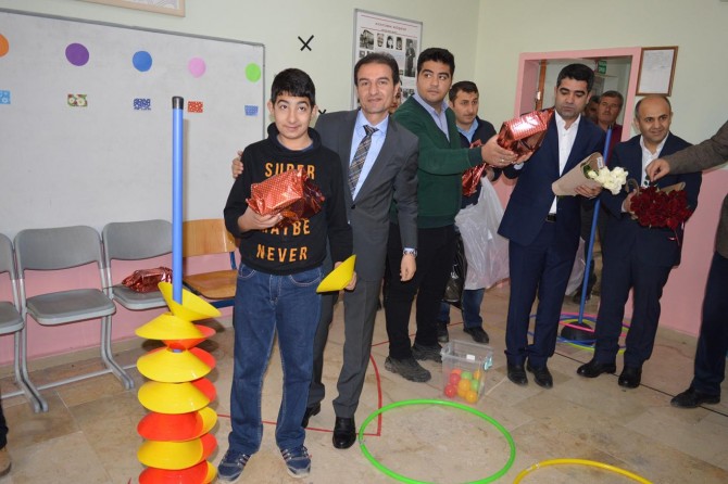 Toplumun engeli her ferdine ayrı bir şekilde sahip çıkmak lazım