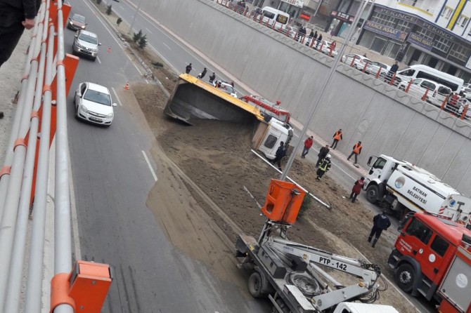 Kum yüklü hafriyat kamyonu devrildi