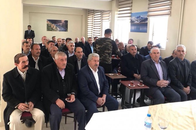 Pervari Kaymakamı Hakan Şeker, muhtarlarla bir araya geldi
