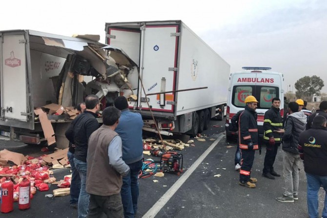 Mardin Kızıltepe'de kamyonet TIR'a arkadan çarptı: 1 ölü