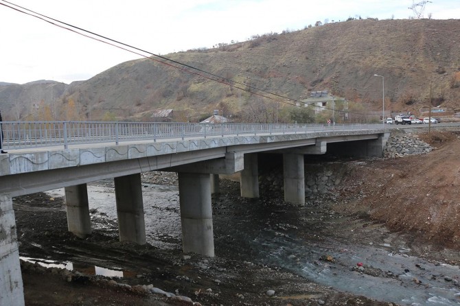 Sel felaketinin ardından yeniden inşa edilen köprü trafiğe açıldı