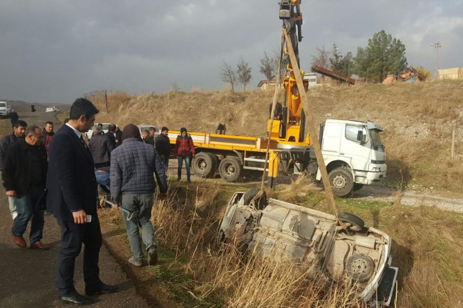 Şarampole yuvarlanan otomobilden yara almadan kurtuldu