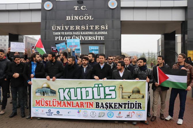 Üniversiteli öğrenciler ABD'yi kınadı