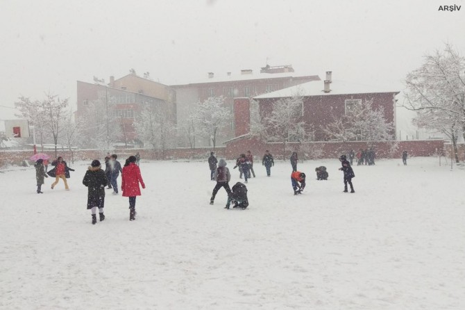 Kars'ta eğitime kar engelli