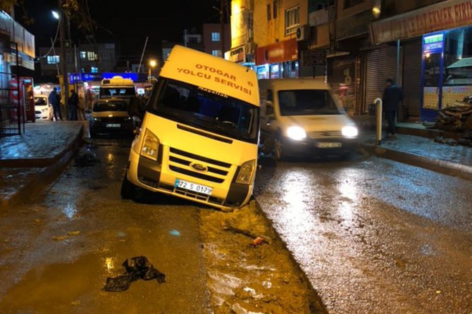 Yolcu minibüsü çukura saplandı