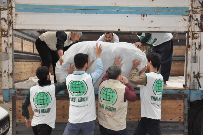Umut Kervanından Kürdistan'daki depremzedelere battaniye ve un yardımı