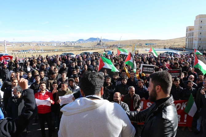 Üniversiteli gençlerden ABD'ye dört dilde Kudüs tepkisi