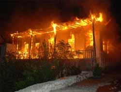 Silifke'de Ahşap Ev Alev Alev Yandı