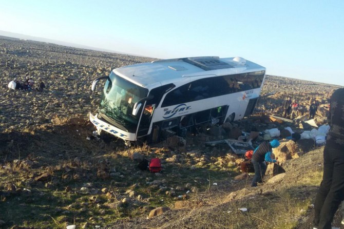 Otobusa rêwîyan qeza kir: 6 birîndar
