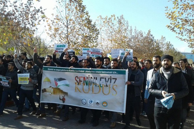 BÜ öğrencileri ABD ve Siyonist işgalcileri telin etti