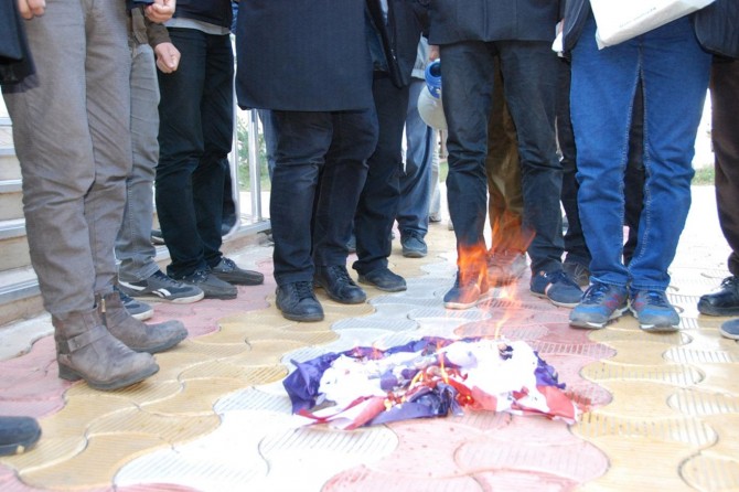 DÜ öğrencileri ABD ve Siyonistlerin bez parçalarını yaktı