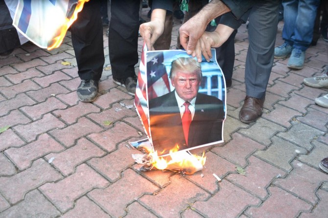 Viranşehirliler Trump'ın şer planını telin etti