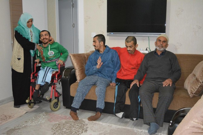 Engelli çocuklarına sabırla bakan yaşlı fedakâr çift takdir topluyor