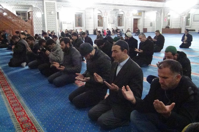 Sabah Namazında Kudüs’ün özgürlüğü için eller duaya açıldı