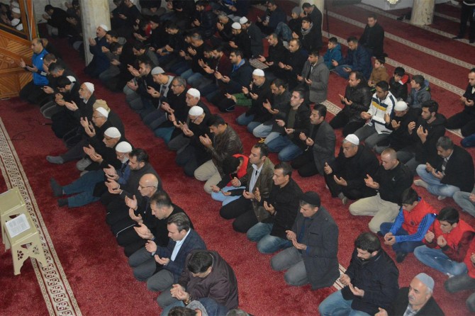 Eller Kudüs için semaya kalktı