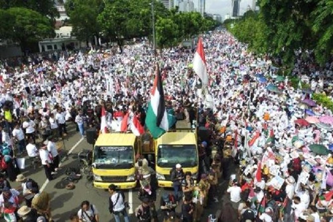Li Endonezyayê bi deh hezaran kes bo Qudsê xwe berdan kolanan