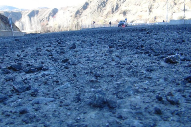 Asfaltı bozulan yeni köprünün ödemesi yapılmadı