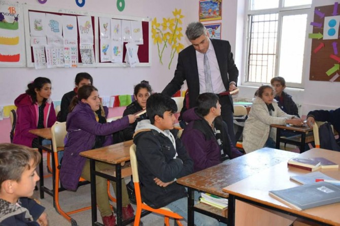 Öğrencilere Kur'an-ı Kerim meali dağıtıldı