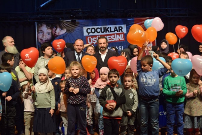 Mülteci çocuklara kışlık giysi ve bot yardımı yapıldı