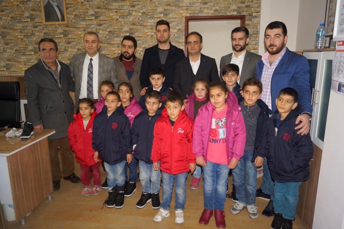 Yüzlerce öğrencilere kışlık giyim yardımı