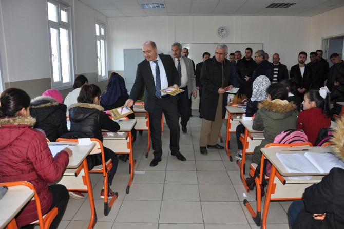 ​Suriyeli öğrencilere kitap dağıtıldı