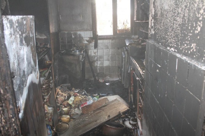 Evde çıkan yangında mutfak küle döndü