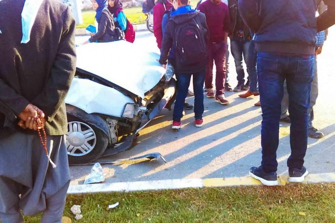 Kontrolden çıkan otomobil kaldırıma çarptı: 2 yaralı