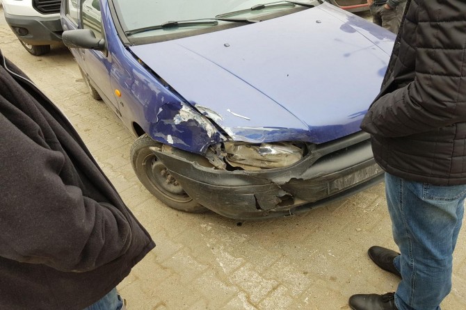 Pikap otomobille çarpıştı