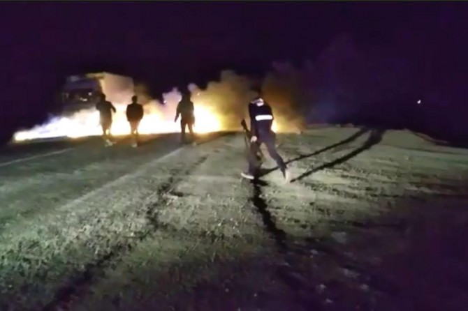 Elektrik kesintisine tepki gösteren köylüler yolu trafiğe kapattı