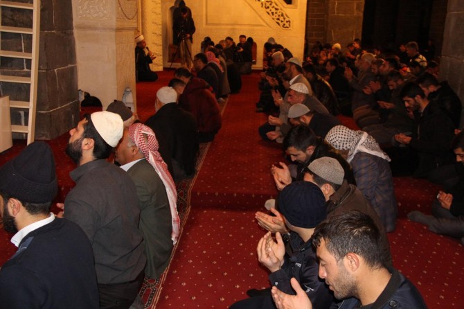 Eller Kudüs için sabah namazında semaya kalktı