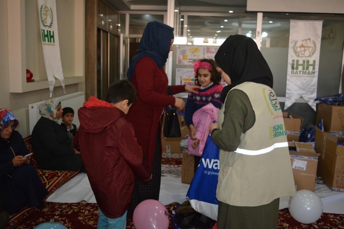 ​İHH Batman'da yüzlerce yetime kışlık giyim yardımı