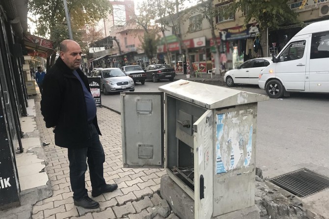 ​Adıyaman Kahta'da tamir edilmeyen elektrik panosu tehlike saçıyor