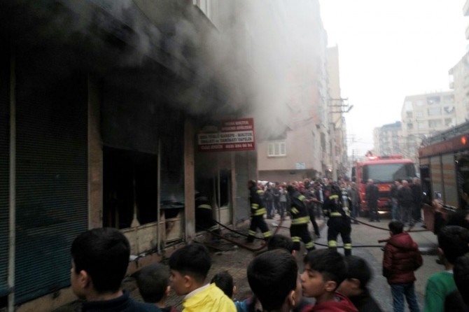 Diyarbakır’da elektrik kontağından çıkan yangın iş yerini küle çevirdi