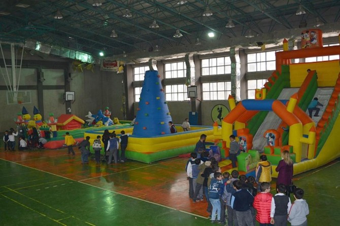 Çocuklar şişme oyun parkında eğleniyor